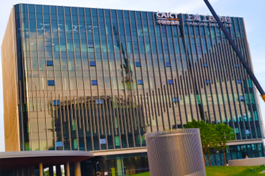 上海工創(chuàng)中心幕墻高空發(fā)光字安裝