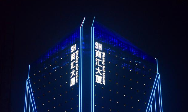 樓頂招牌廣告發(fā)光是怎么實(shí)現(xiàn)的？