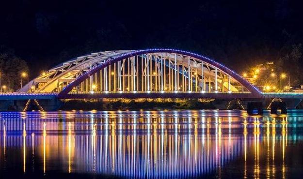 浪漫之夜，橋梁上的燈光為你點亮