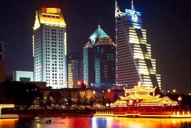 樓宇亮化設(shè)計(jì)方案實(shí)現(xiàn)城市夜景美化與經(jīng)濟(jì)效益的平衡