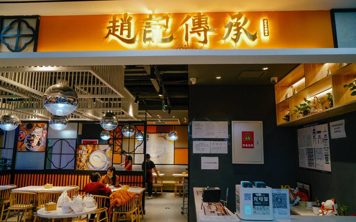 小吃街門頭招牌：一場味蕾的狂歡