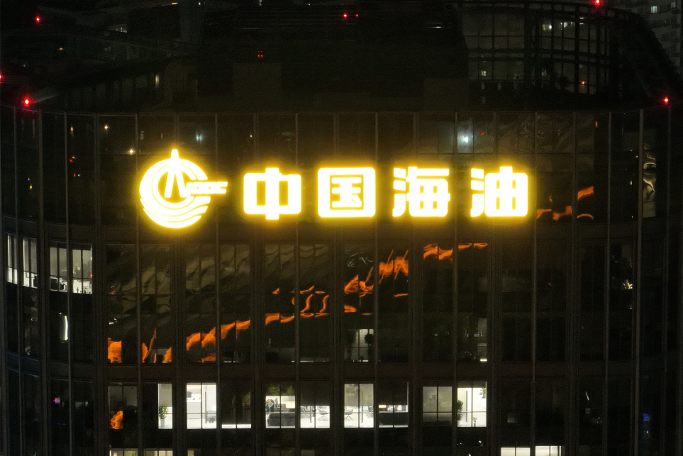 中國(guó)海油幕墻發(fā)光字夜晚效果