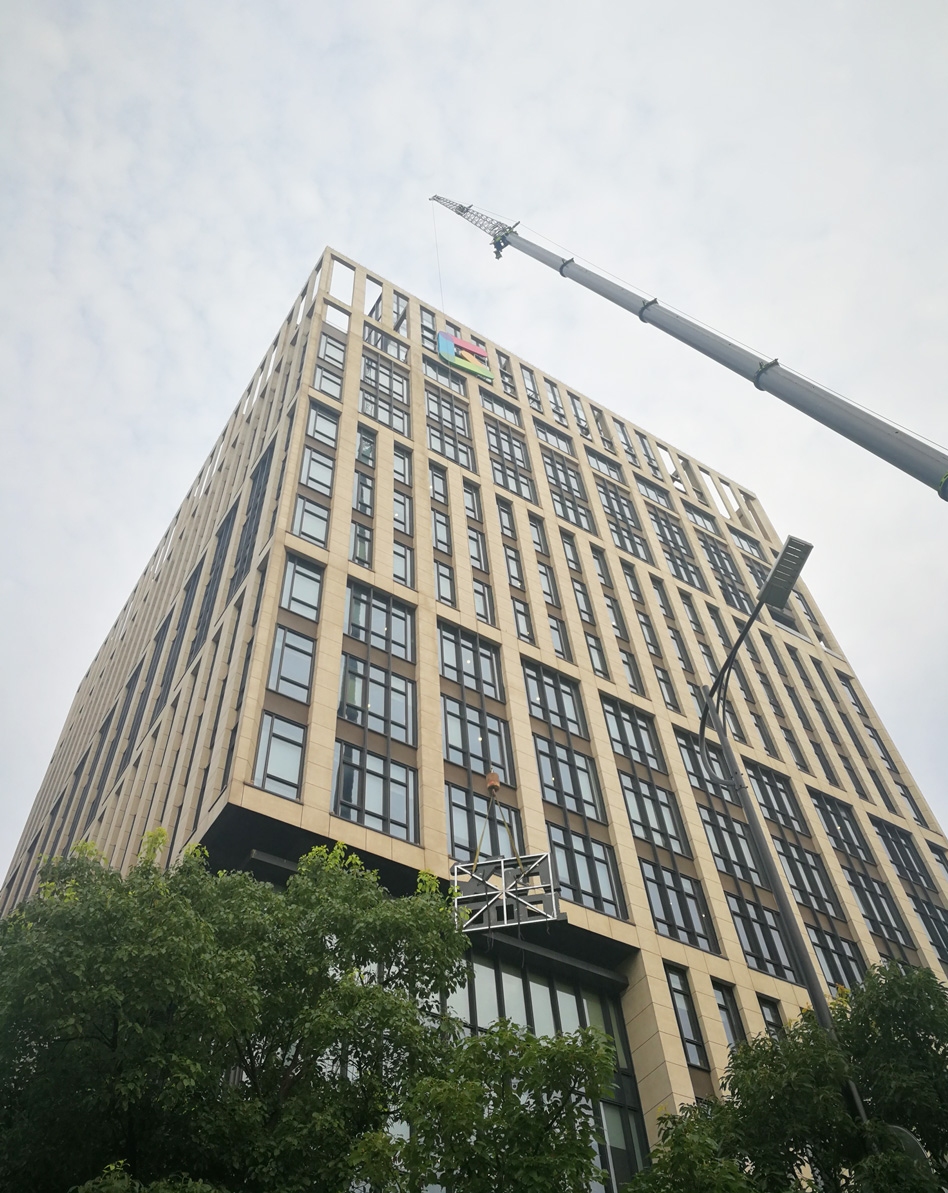 盛趣游戲樓頂發(fā)光字安裝現(xiàn)場(chǎng)