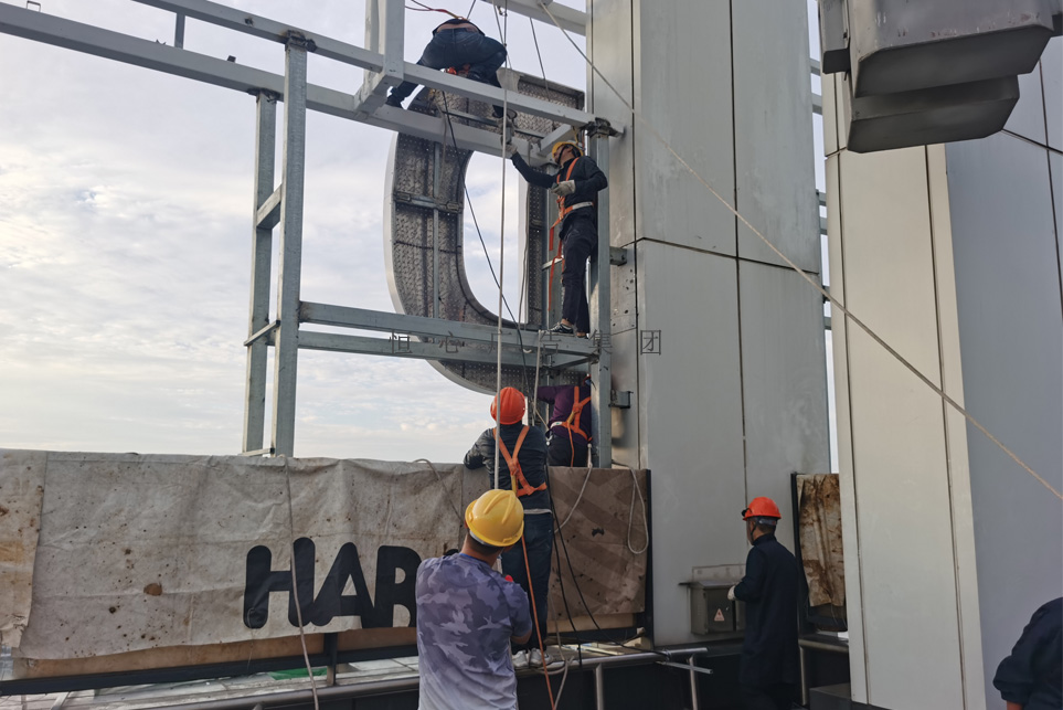 樓頂發(fā)光字安裝現(xiàn)場