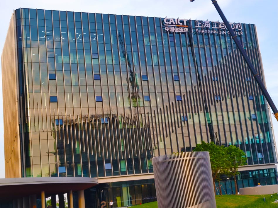 上海工創(chuàng)中心幕墻高空發(fā)光字白天效果